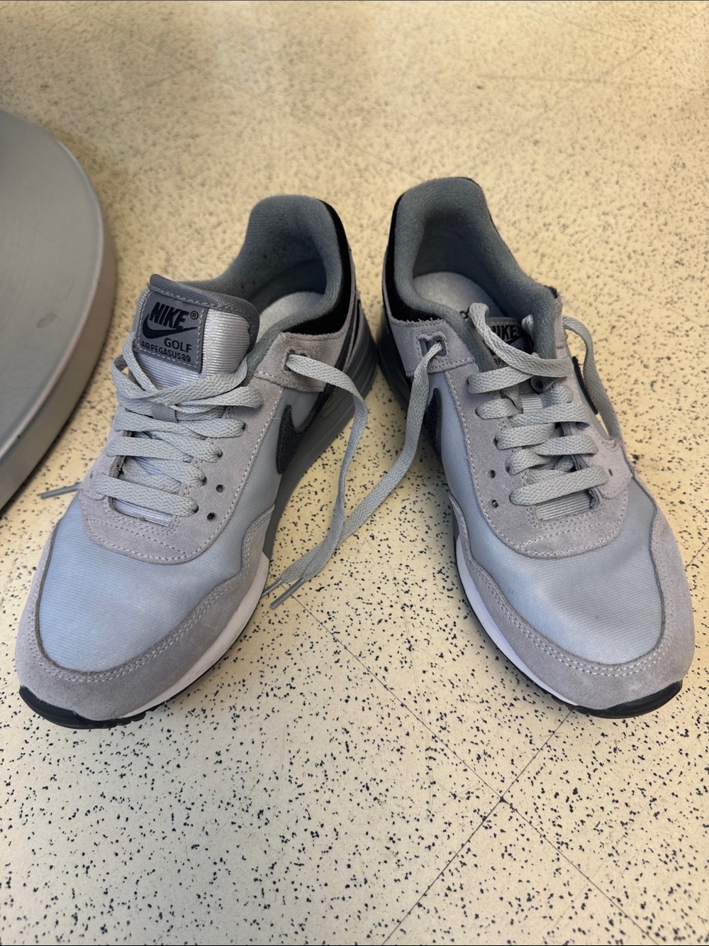 Nike Men's Light Gray and Black Athletic Sneakers
